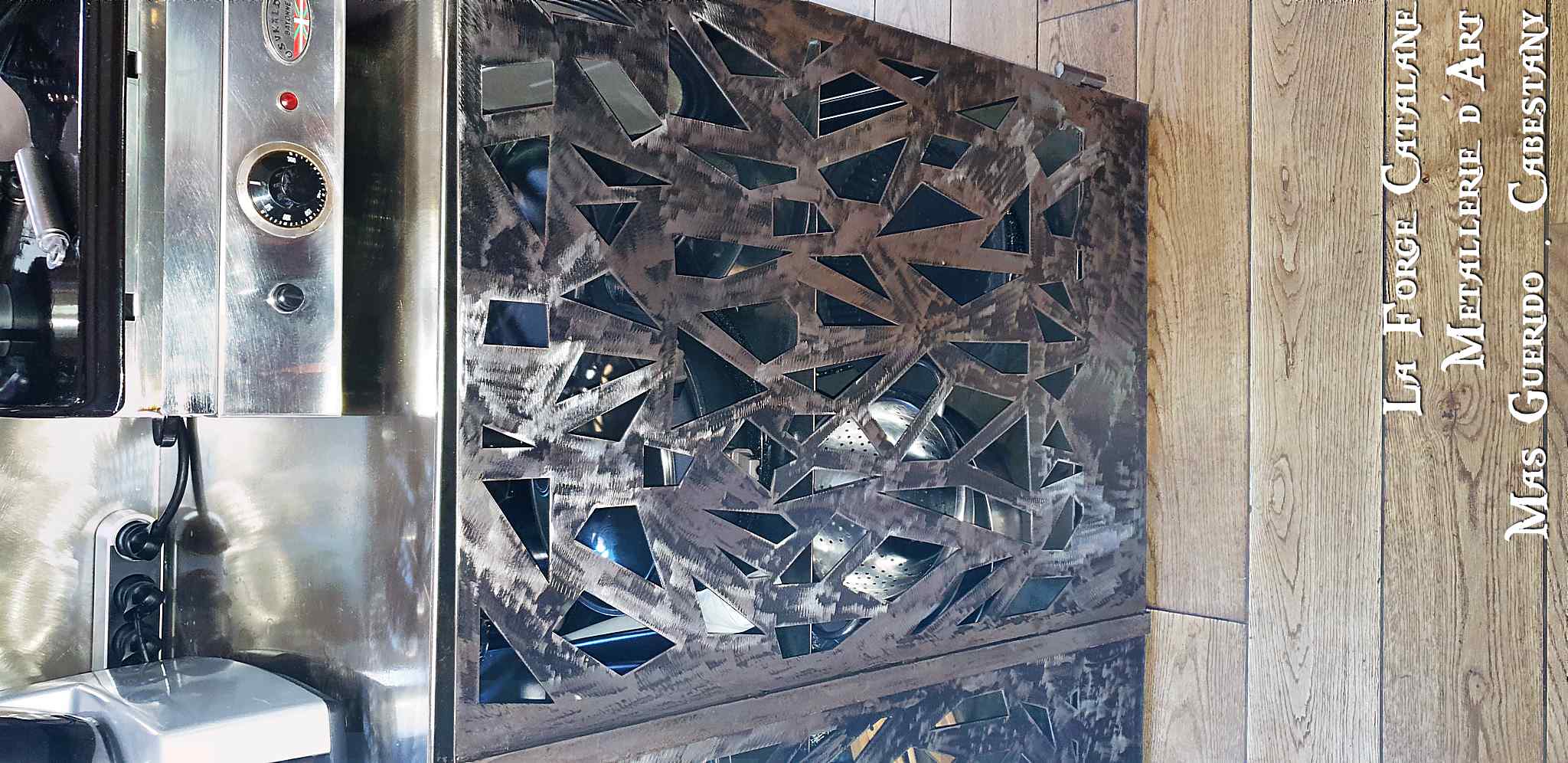 porte meuble en fer brosse industriel decoupe laser forge catalane.jpg